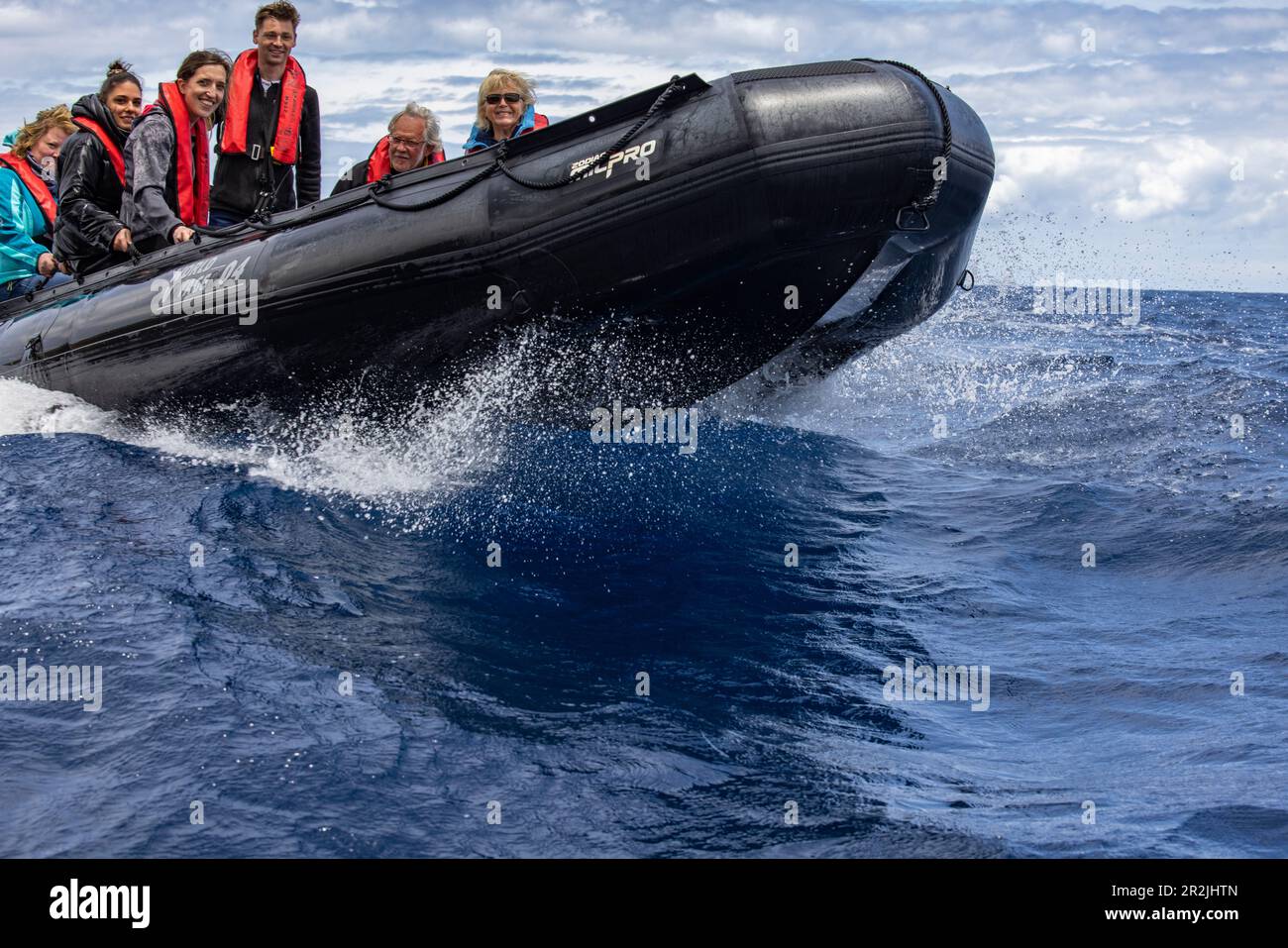 Passagiere genießen einen aufblasbaren Ausflug mit dem Zodiac-Boot vom Expeditionsschiff World Voyager (Nicko Cruises) in der Nähe von Puerto de la Estaca, El Hierro Stockfoto