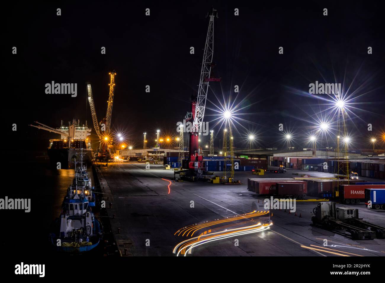 LKW-Lichtstreifen im Industriehafen bei Nacht, Santo Tomás de Castilla, Izabal, Guatemala, Mittelamerika Stockfoto