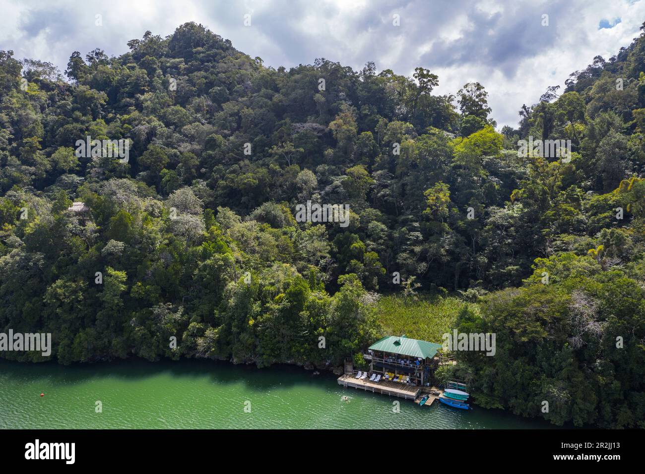 Blick aus der Vogelperspektive auf das Parkrestaurant in der Bucht von Ensenada Verde mit Regenwald in der Nähe von Santo Tomás de Castilla, Izabal, Guatemala, Mittelamerika Stockfoto