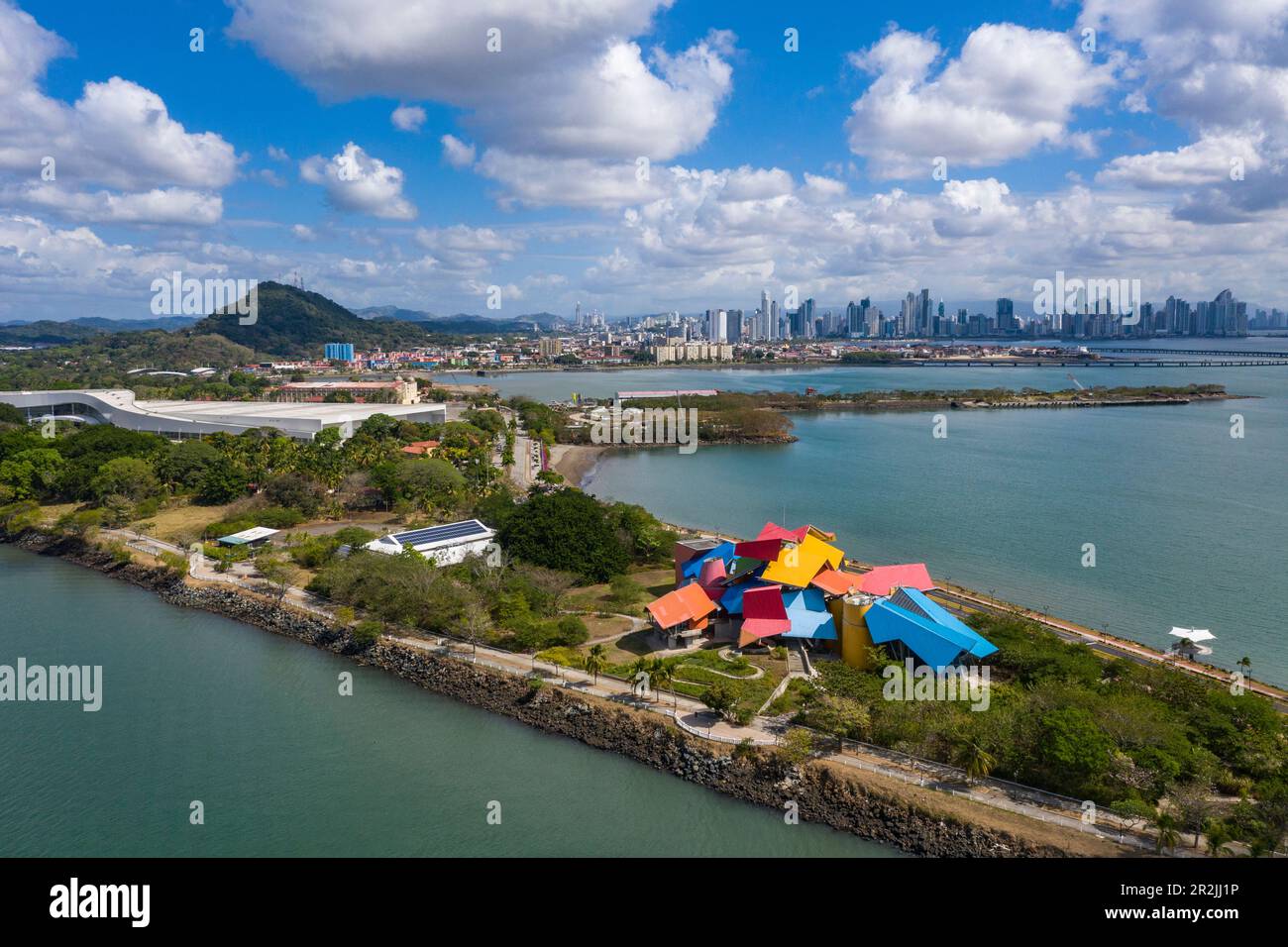 Luftaufnahme des Biomuseo Museums, das sich auf die Naturgeschichte Panamas konzentriert und vom berühmten Architekten Frank Gehry mit der CI entworfen wurde Stockfoto