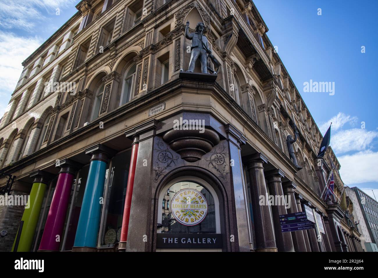 John Lennon Statue am Rand des Hard Days Night Hotels in der Mathew Street, Liverpool, England, Großbritannien, Europa Stockfoto