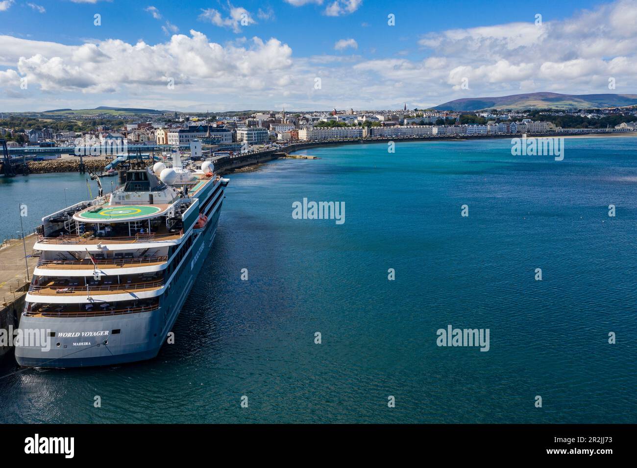 Luftaufnahme des Expeditionsschiffes World Voyager (Nicko Cruises) am Pier mit der Stadt dahinter, Douglas, Isle of man, British Crown Dependency, Europa Stockfoto