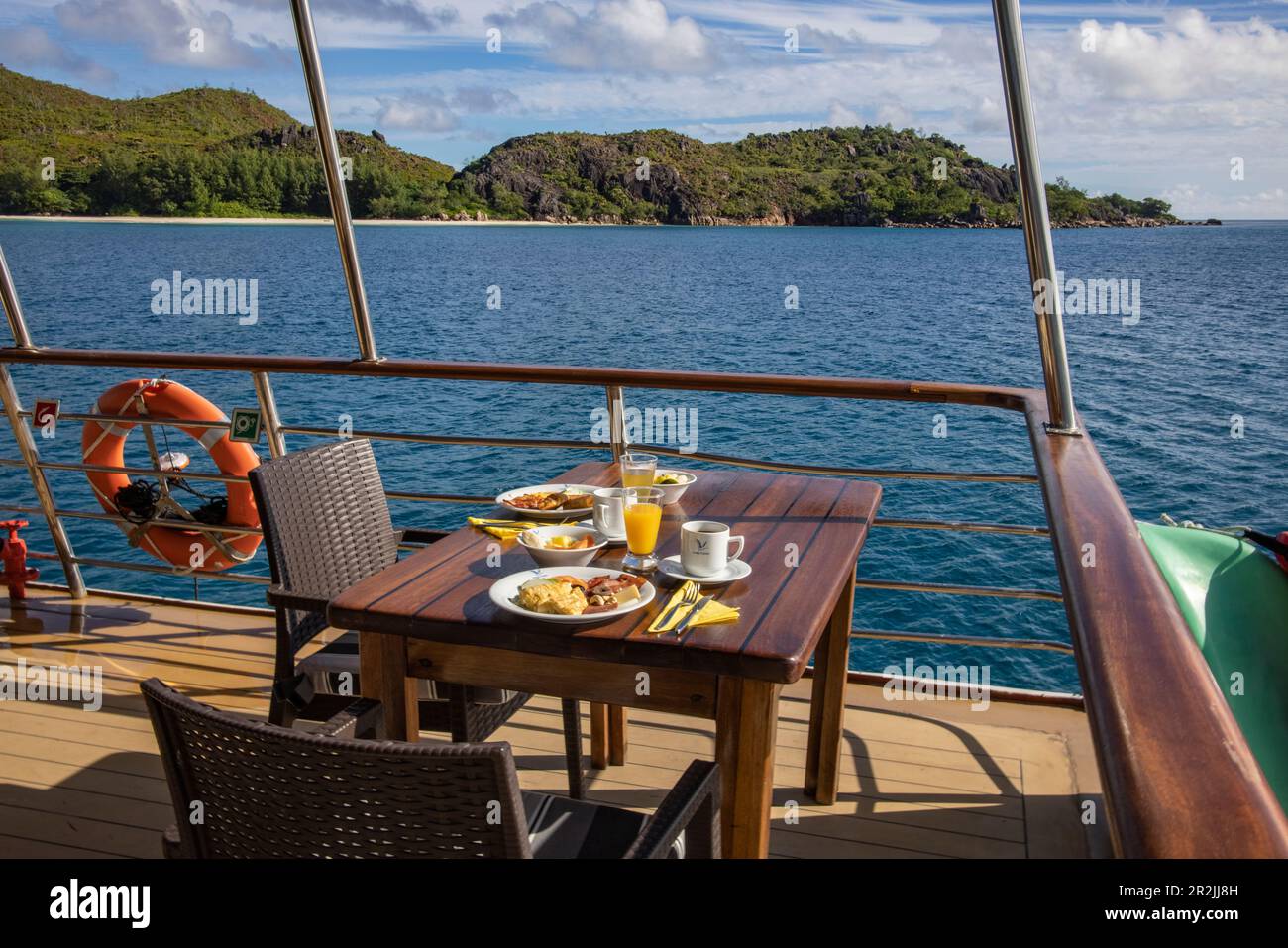 Frühstück im Restaurant im Freien an Bord des Boutique-Kreuzfahrtschiffs M/Y Pegasos (Variety Cruises), Curieuse Island, Seychellen, Indischer Ozean Stockfoto