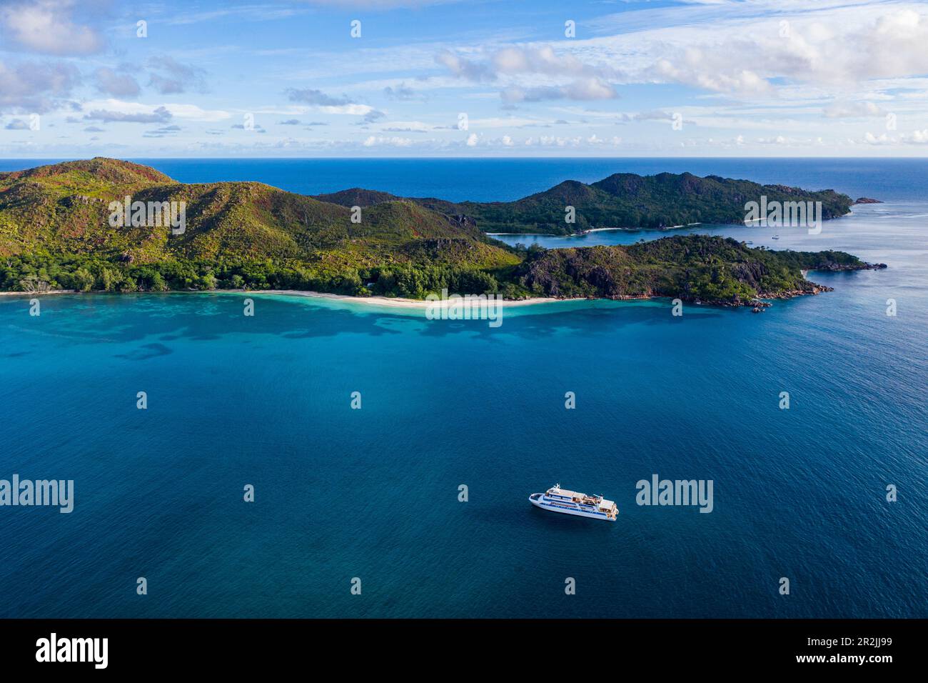 Luftaufnahme des Boutique-Kreuzfahrtschiffs M/Y Pegasos (Variety Cruises), Curieuse Island, Seychellen, Indischer Ozean Stockfoto