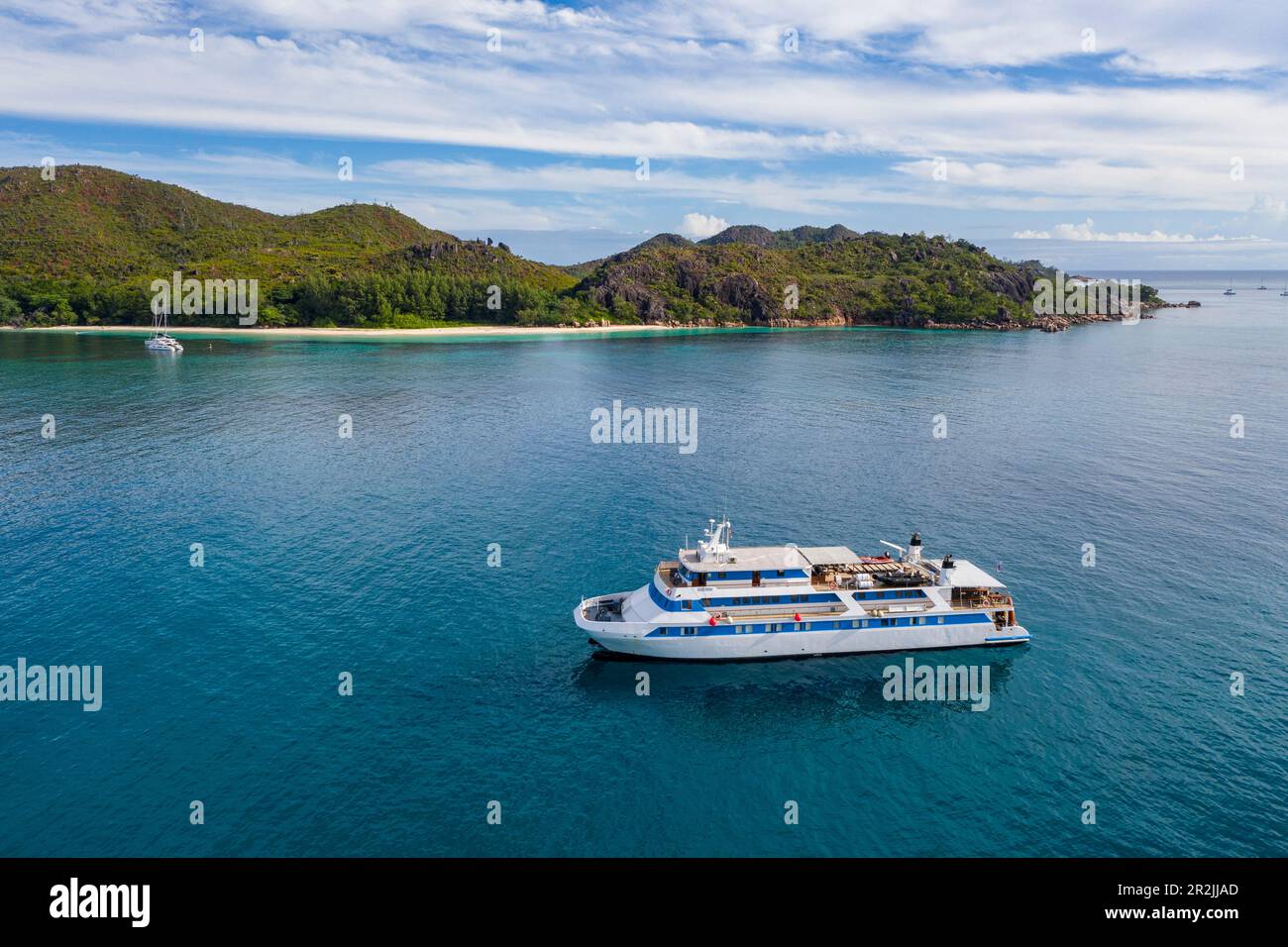 Luftaufnahme des Boutique-Kreuzfahrtschiffs M/Y Pegasos (Variety Cruises), Curieuse Island, Seychellen, Indischer Ozean Stockfoto