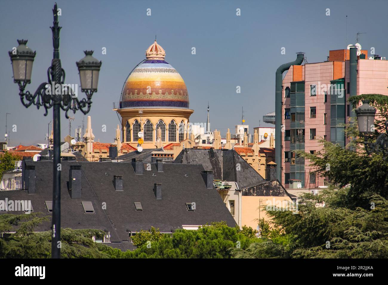 Blick auf die farbenfrohe Kuppel der Kirche Santa Teresa de Jesús y San José an der Plaza de España, Madrid, Spanien Stockfoto