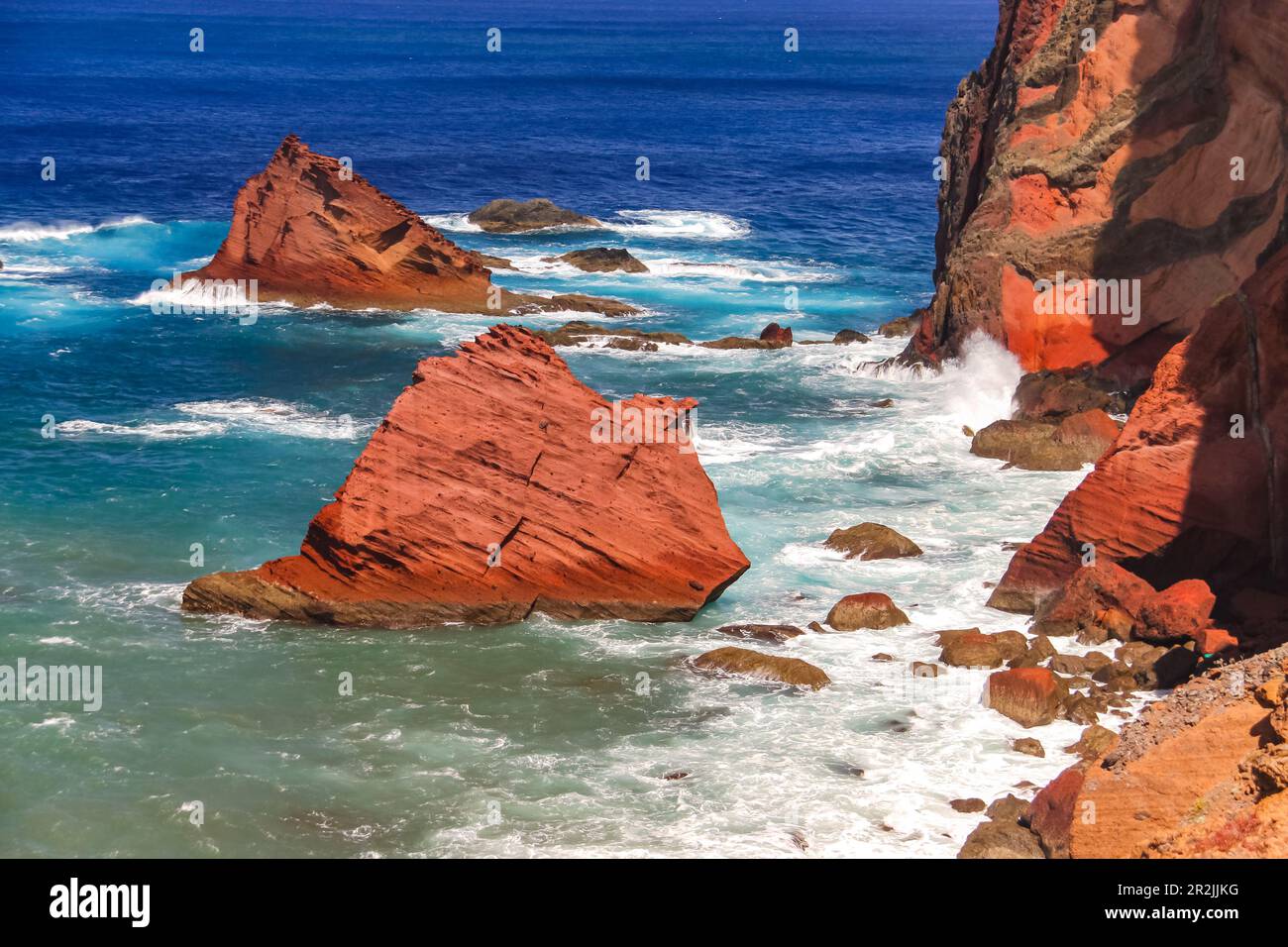 Farbenfrohe Zusammensetzung von Felsen und Meer an der Ponta de São Lourenco an der östlichsten Spitze der Insel Madeira, Portugal Stockfoto