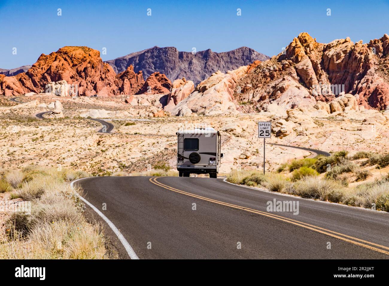 Ein Wohnmobil führt durch die herrliche Landschaft des Valley of Fire State Park in Nevada, USA Stockfoto