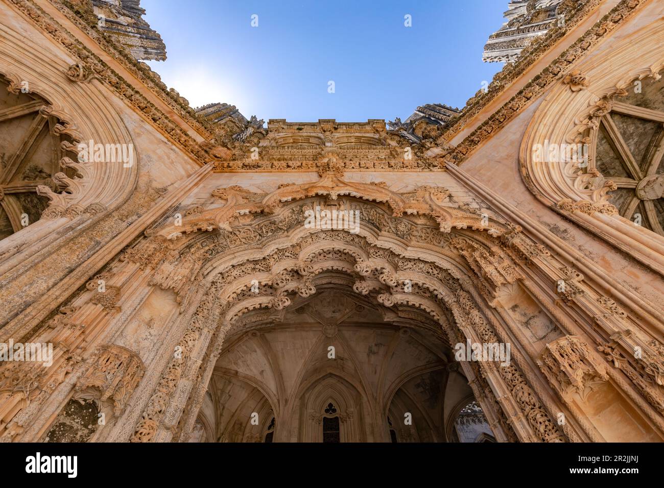 Herrlich dekoriertes Portal der Kapelle des Batalha Klosterkomplexes mit Sonnenstern und kleiner Öffnung, Portugal Stockfoto