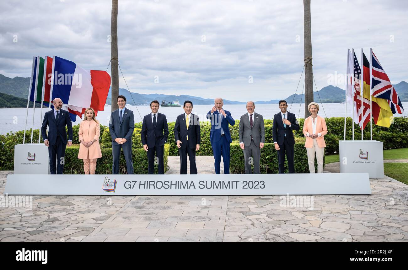 20. Mai 2023, Japan, Hiroshima: Charles Michel (l-r), Präsident des Europäischen Rates, Giorgia Meloni, Ministerpräsident Italiens, Justin Trudeau, Ministerpräsident Kanadas, Emmanuel Macron, Präsident Frankreichs, Fumio Kishida, Ministerpräsident Japans, Joe Biden, Präsident der Vereinigten Staaten, deutscher Kanzler Olaf Scholz (SPD), Rishi Sunak, Premierministerin des Vereinigten Königreichs, Ursula von der Leyen, Präsidentin der Europäischen Kommission, posiert für ein Gruppenfoto von G7 Staats- und Regierungschefs vor ihrem Arbeitsessen über wirtschaftliche Sicherheit während des G7-Gipfels im Grand Prince Hotel in Hiroshima, Westjapan. Stockfoto