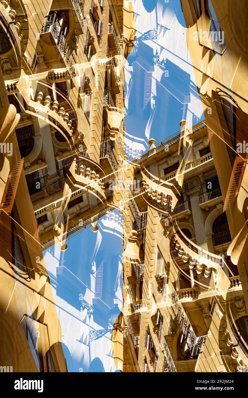 Grafische Doppelbelichtung eines Wohngebäudes, beleuchtet durch die Nachmittagssonne in Barcelona, Spanien. Stockfoto