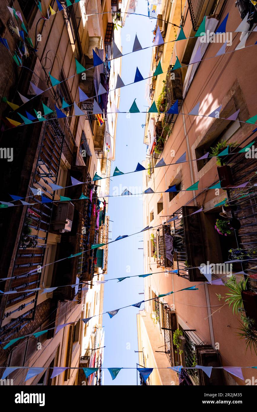 Blick auf die Carrer dels Agullers Straße in der Innenstadt von Barcelona, Spanien. Stockfoto