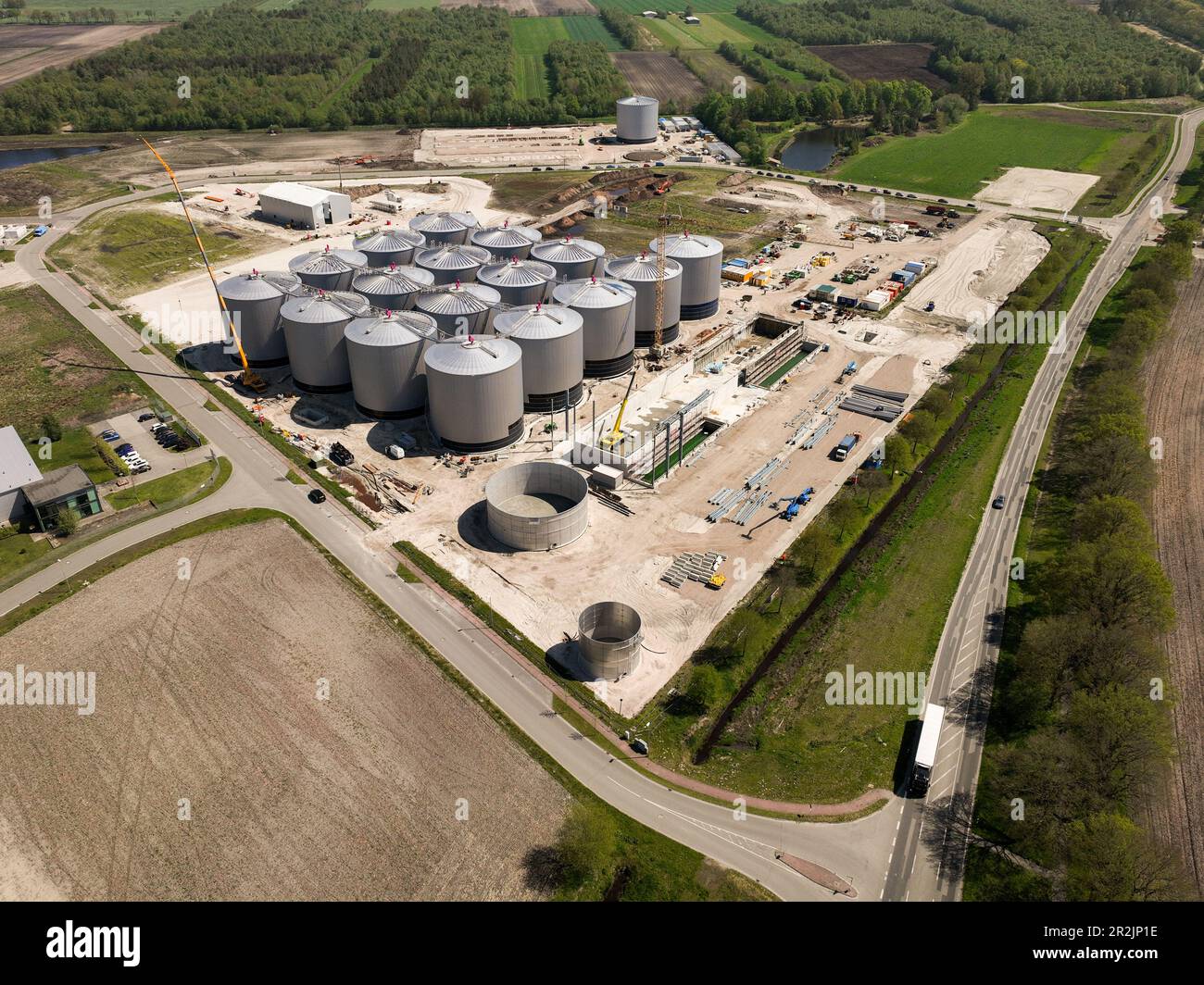 Friesoythe, Deutschland. 08. Mai 2023. Blick auf eine riesige Biogasanlage im Bau (mit einer Drohne erschossen). Eine der größten Biogasanlagen Europas wird derzeit auf einer Fläche von mehr als 13 Hektar in einem Industriegebiet in der Nähe der Kleinstadt Friesoythe bei Cloppenburg gebaut. (An dpa „Biomethan-Anlage im XXL-Format liefert Brennstoff aus Gülle und Gülle“) Kredit: Mohssen Assanimoghaddam/dpa/Alamy Live News Stockfoto