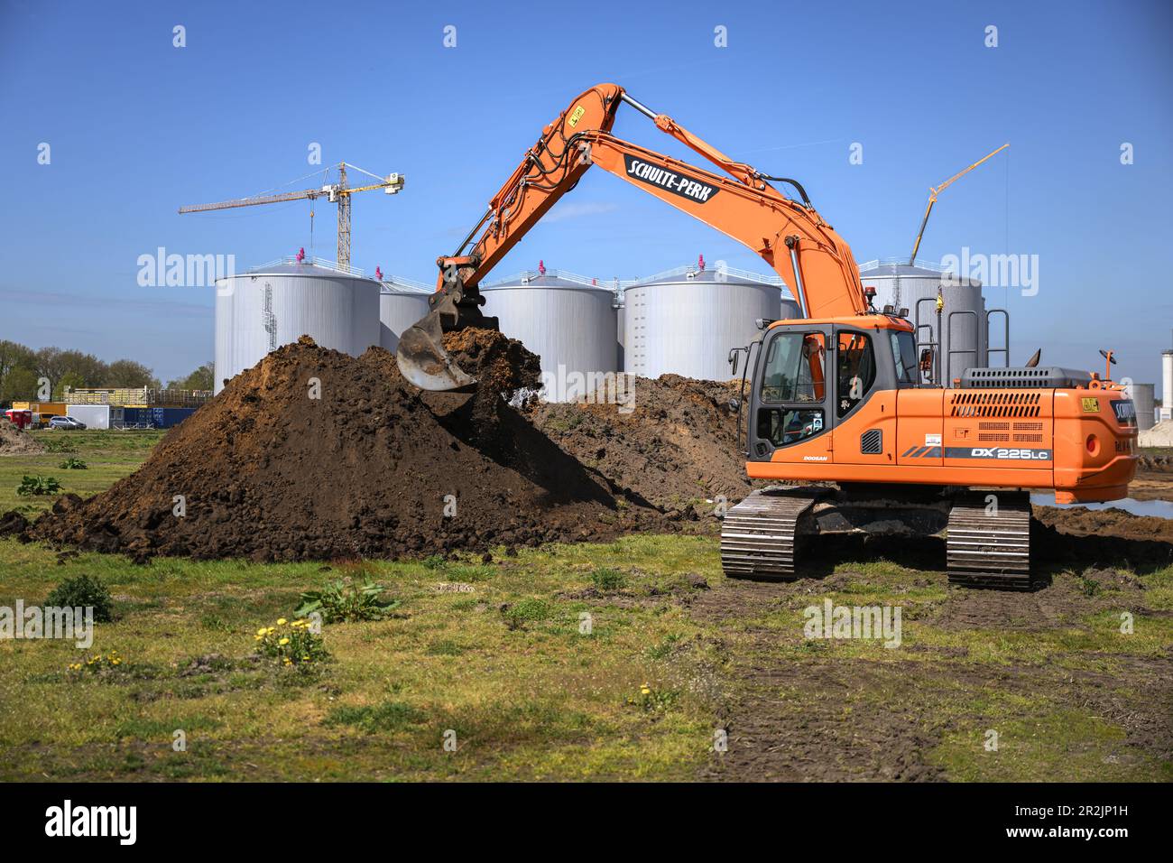 Friesoythe, Deutschland. 08. Mai 2023. Blick auf eine riesige Biogasanlage im Bau. Eine der größten Biogasanlagen in Europa wird derzeit auf einer Fläche von mehr als 13 Hektar in einem Industriegebiet in der Nähe der Kleinstadt Friesoythe bei Cloppenburg gebaut. (An dpa „Biomethan-Anlage im XXL-Format liefert Brennstoff aus Gülle und Gülle“) Kredit: Mohssen Assanimoghaddam/dpa/Alamy Live News Stockfoto