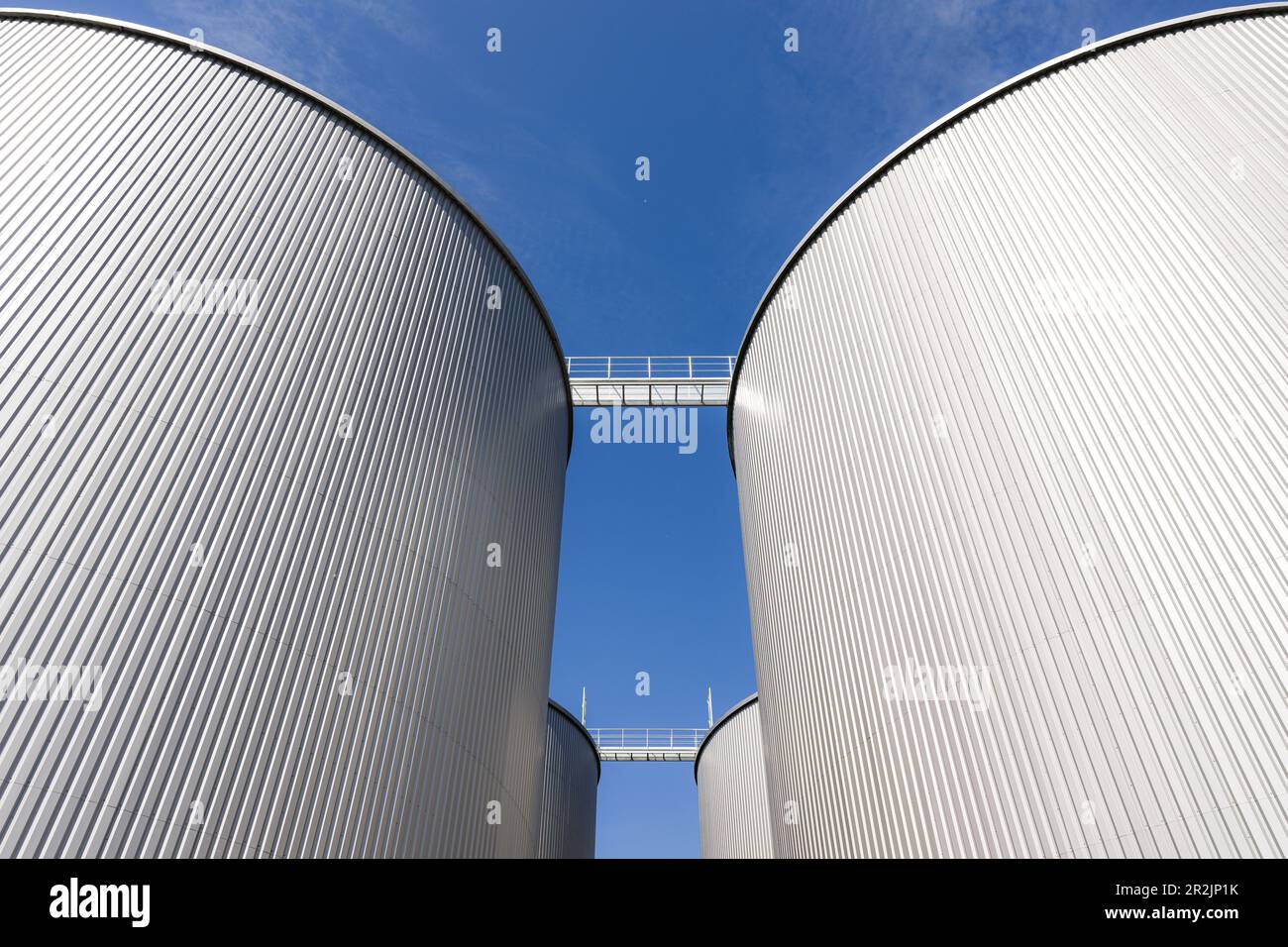 Friesoythe, Deutschland. 08. Mai 2023. Blick auf eine riesige Biogasanlage im Bau. Eine der größten Biogasanlagen in Europa wird derzeit auf einer Fläche von mehr als 13 Hektar in einem Industriegebiet in der Nähe der Kleinstadt Friesoythe bei Cloppenburg gebaut. (An dpa „Biomethan-Anlage im XXL-Format liefert Brennstoff aus Gülle und Gülle“) Kredit: Mohssen Assanimoghaddam/dpa/Alamy Live News Stockfoto