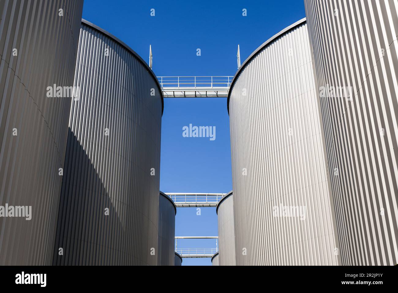 Friesoythe, Deutschland. 08. Mai 2023. Blick auf eine riesige Biogasanlage im Bau. Eine der größten Biogasanlagen in Europa wird derzeit auf einer Fläche von mehr als 13 Hektar in einem Industriegebiet in der Nähe der Kleinstadt Friesoythe bei Cloppenburg gebaut. (An dpa „Biomethan-Anlage im XXL-Format liefert Brennstoff aus Gülle und Gülle“) Kredit: Mohssen Assanimoghaddam/dpa/Alamy Live News Stockfoto