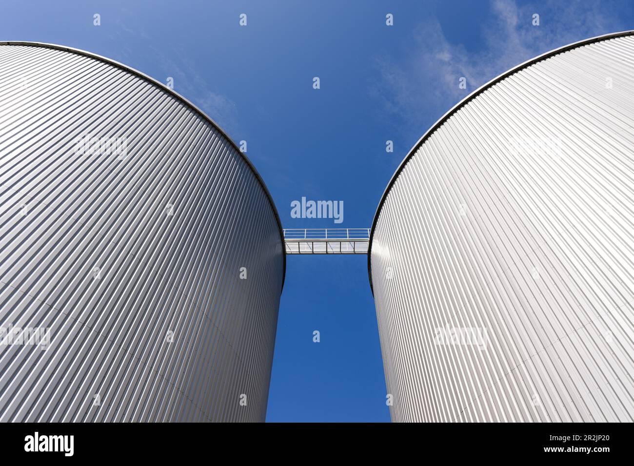Friesoythe, Deutschland. 08. Mai 2023. Blick auf eine riesige Biogasanlage im Bau. Eine der größten Biogasanlagen in Europa wird derzeit auf einer Fläche von mehr als 13 Hektar in einem Industriegebiet in der Nähe der Kleinstadt Friesoythe bei Cloppenburg gebaut. (An dpa „Biomethan-Anlage im XXL-Format liefert Brennstoff aus Gülle und Gülle“) Kredit: Mohssen Assanimoghaddam/dpa/Alamy Live News Stockfoto