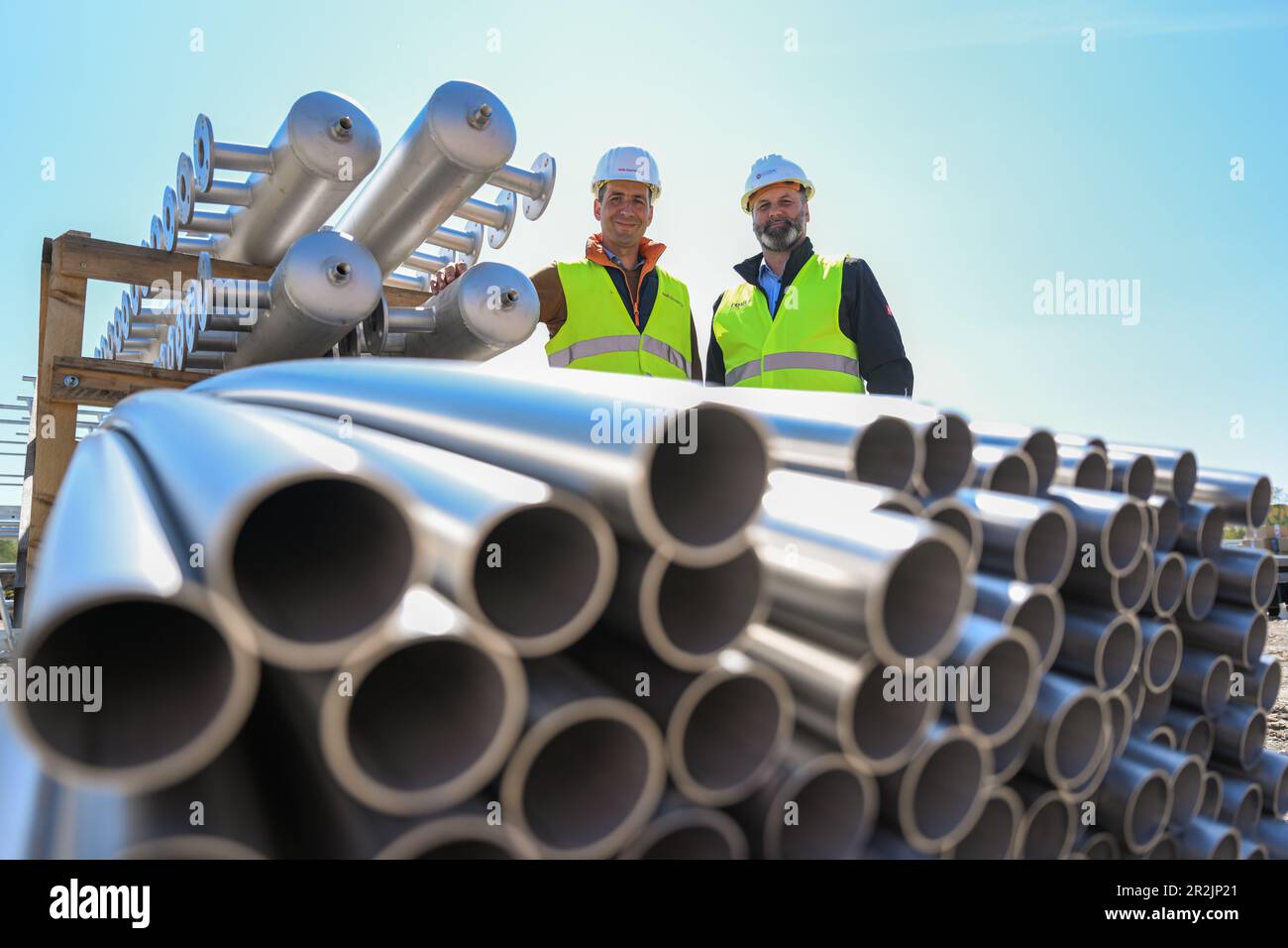 Friesoythe, Deutschland. 08. Mai 2023. Simon Detscher (l), geschäftsführender Partner der revis Bioenergy GmbH, und Jan-Hendrik Friedrichs, Betriebsleiter der nordfuel-GmbH, stehen vor einer riesigen Biogasanlage, die im Bau ist. Eine der größten Biogasanlagen in Europa wird derzeit auf einer Fläche von mehr als 13 Hektar in einem Industriegebiet in der Nähe der Kleinstadt Friesoythe bei Cloppenburg gebaut. (An dpa „Biomethan-Anlage im XXL-Format liefert Brennstoff aus Gülle und Gülle“) Kredit: Mohssen Assanimoghaddam/dpa/Alamy Live News Stockfoto