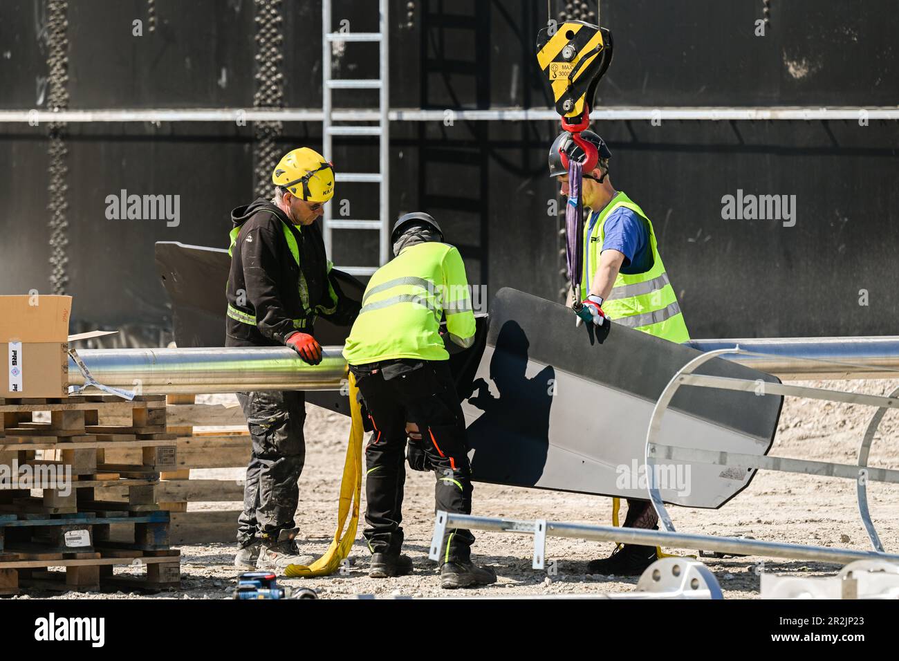 Friesoythe, Deutschland. 08. Mai 2023. Arbeiter arbeiten am Bau einer riesigen Biogasanlage. Eine der größten Biogasanlagen Europas wird derzeit auf einer Fläche von mehr als 13 Hektar in einem Industriegebiet in der Nähe der Kleinstadt Friesoythe bei Cloppenburg gebaut. (An dpa „Biomethan-Anlage im XXL-Format liefert Brennstoff aus Gülle und Gülle“) Kredit: Mohssen Assanimoghaddam/dpa/Alamy Live News Stockfoto