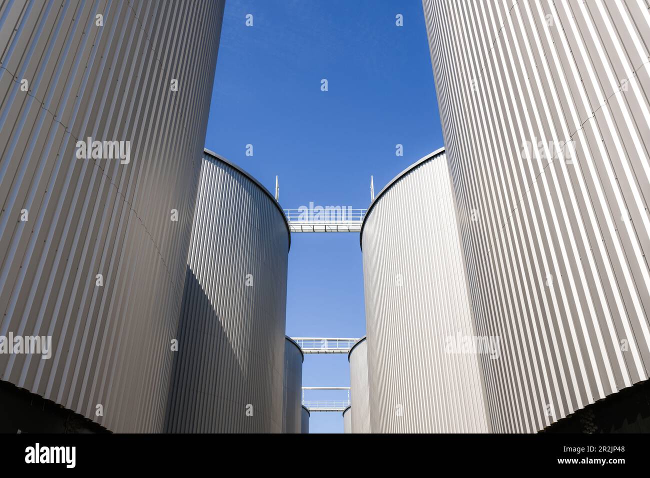 Friesoythe, Deutschland. 08. Mai 2023. Blick auf eine riesige Biogasanlage im Bau. Eine der größten Biogasanlagen in Europa wird derzeit auf einer Fläche von mehr als 13 Hektar in einem Industriegebiet in der Nähe der Kleinstadt Friesoythe bei Cloppenburg gebaut. (An dpa „Biomethan-Anlage im XXL-Format liefert Brennstoff aus Gülle und Gülle“) Kredit: Mohssen Assanimoghaddam/dpa/Alamy Live News Stockfoto