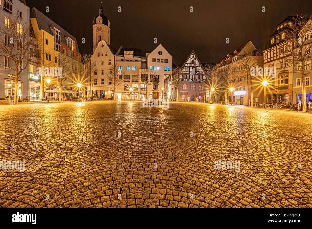 Der Marktplatz von Jena mit der Statue von Hanfried und der Stadtkirche „Sankt Michael“ im Hintergrund bei Nacht, Jena, Thüringen, deutsch Stockfoto