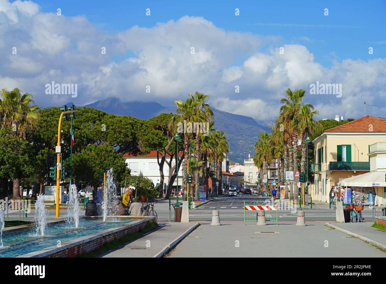 FORTE DEI MARMI, ITALIEN, -13. April 2023 - Blick auf Forte dei Marmi, ein Badeort in der Toskana, Italien, am Tyrrhenischen Meer, bekannt für seinen Marmor. Stockfoto