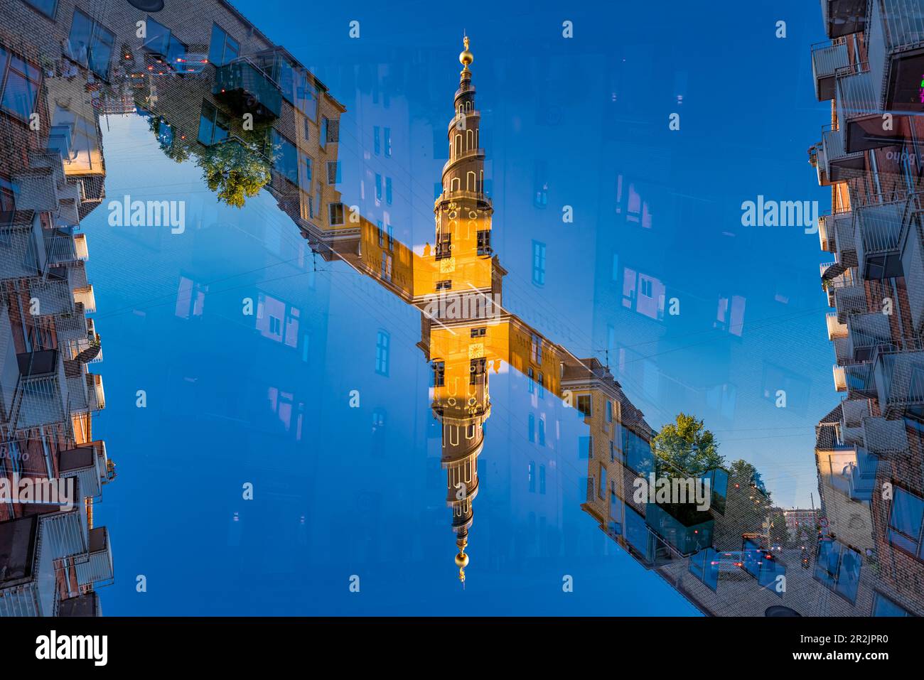 Doppelte Exposition der Kirche unseres Erlösers, einer barocken Kirche in Kopenhagen, Dänemark, berühmt für die externe Wendeltreppe, die es kann Stockfoto