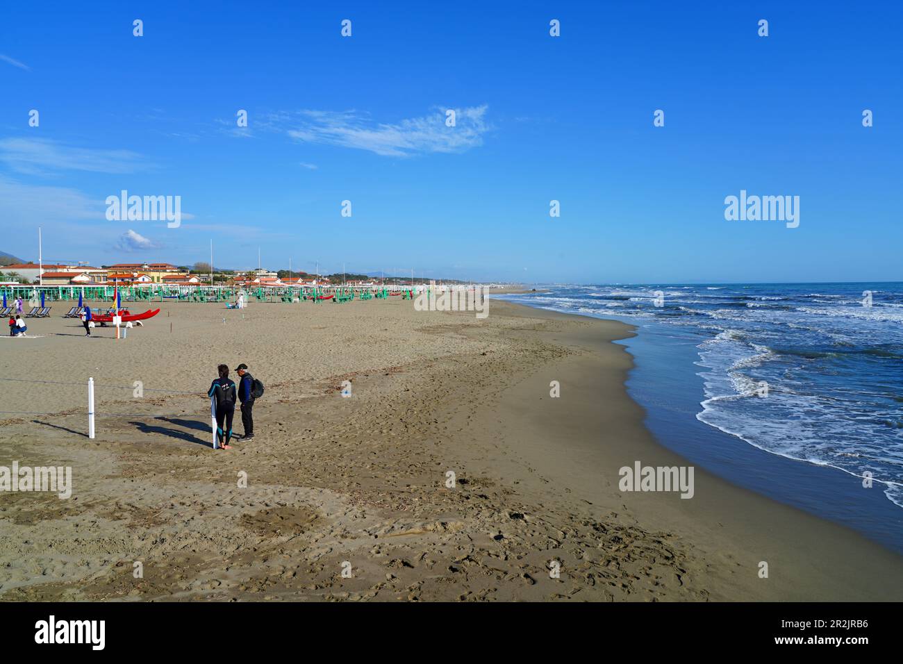 FORTE DEI MARMI, ITALIEN, -13. April 2023 - Blick auf Forte dei Marmi, ein Badeort in der Toskana, Italien, am Tyrrhenischen Meer, bekannt für seinen Marmor. Stockfoto