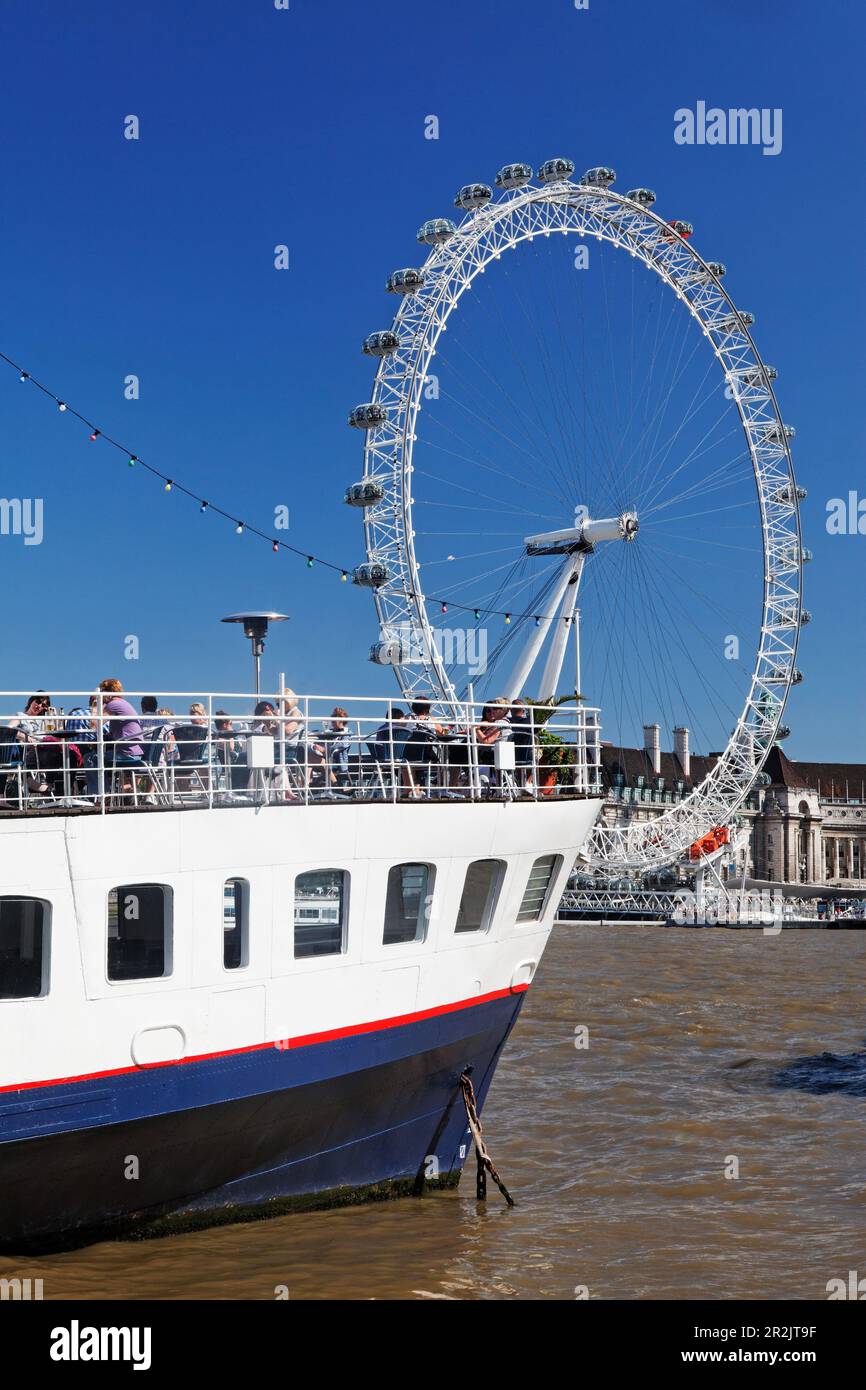 Schwimmende Bar und Restaurant Tattershall Castle, Victoria Embankment, Whitehall, London, England, Vereinigtes Königreich Stockfoto