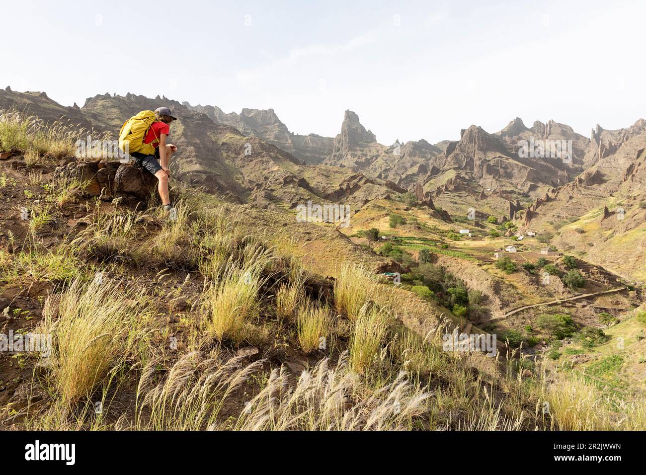 Junge, Wanderer, Touristen, die die spektakuläre Landschaft mit seltsamen Felsformationen im Inneren der Insel Santo Antao, Cabo verde, Afrika, betrachten Stockfoto