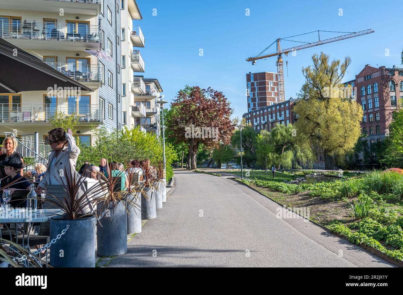 wasserpark-stromparken-an-einem-sonnigen-fruhlingsabend-am-2023-mai-in-norrkoping-norrkoping-ist-eine-historische-industriestadt-in-schweden-2r2jx1y.jpg