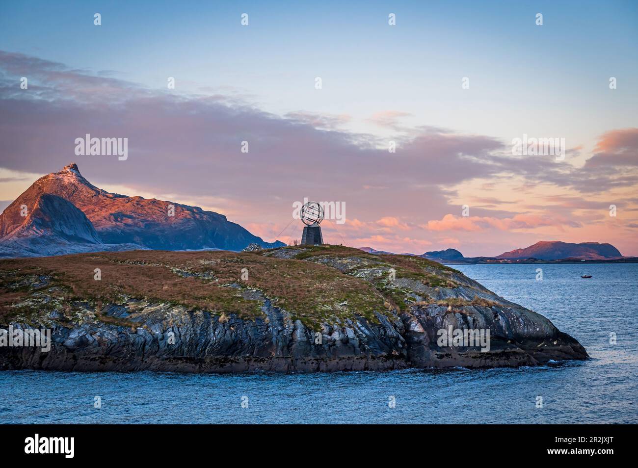 Blick auf den arktischen Kreisglobus am Morgen, Vikingen, Rödöy, Nordland, Norwegen, Europa Stockfoto