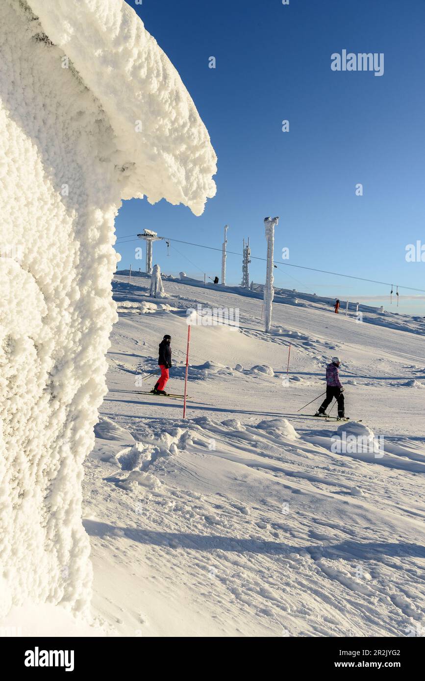 Skigebiet auf dem lokalen Berg in der Nähe von Levi, Finnland Stockfoto