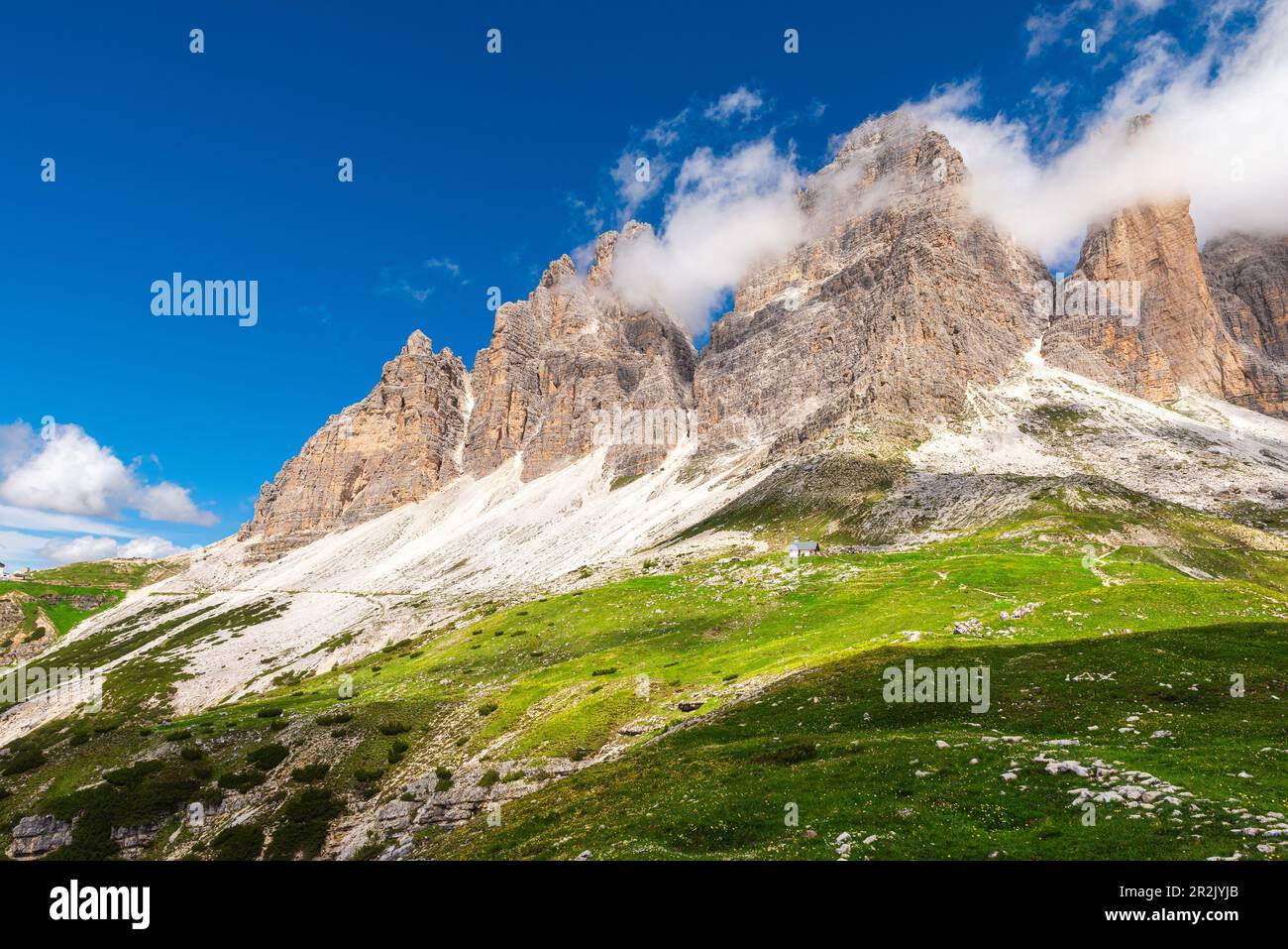 Wunderschöne Sommerberglandschaft in italienischen Alpen und Dolomiten. Tre Cime di Lavaredo in Dolomiti, Italien. Reiseziel Stockfoto