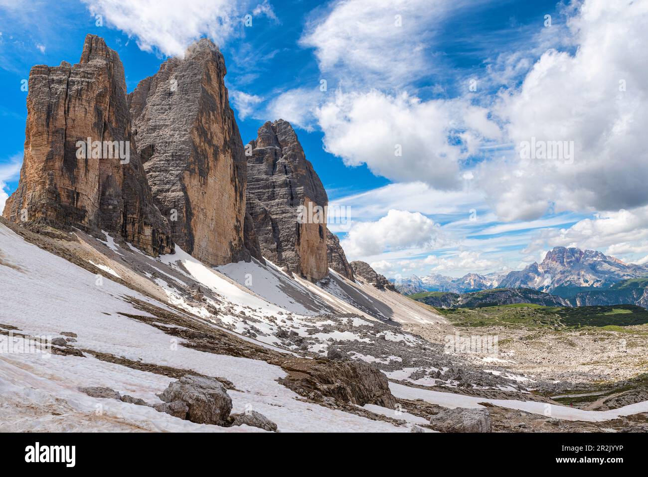 Tre Cime di Lavaredo in italienischen Alpen, Dolomiten. Drei berühmte Berggipfel mit Schnee in Dolomiti, Italien. Reiseziel Stockfoto