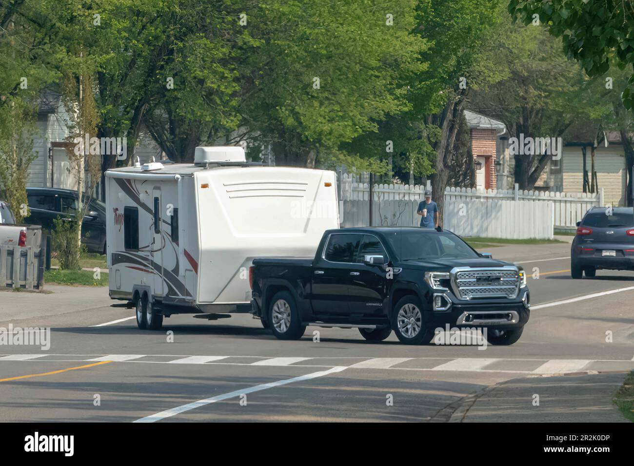 Calgary, Alberta, Kanada. 18. Mai 2023. Ein schwarzer Truck mit einem weißen Campingwagen. Stockfoto