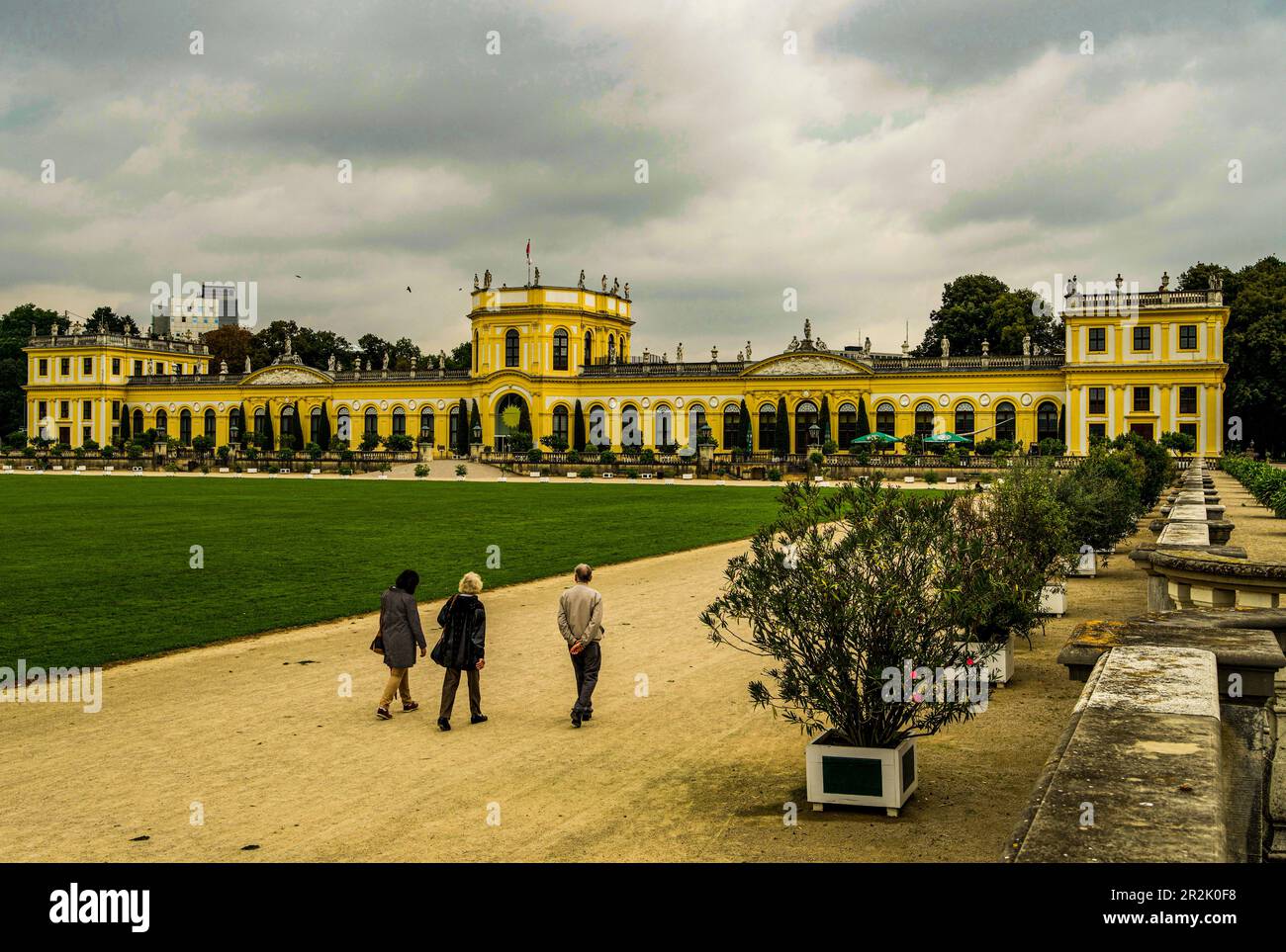 Spaziergang zum Orangery Palace in der Karlsaue in Kassel an einem bewölkten Tag, Kassel, Hessen, Deutschland Stockfoto