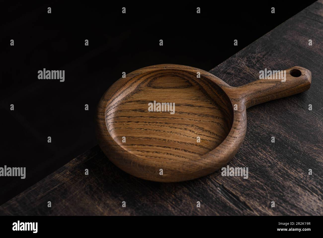 Holzbrett zum Servieren auf dem Tisch. Hochwertiges Foto Stockfoto