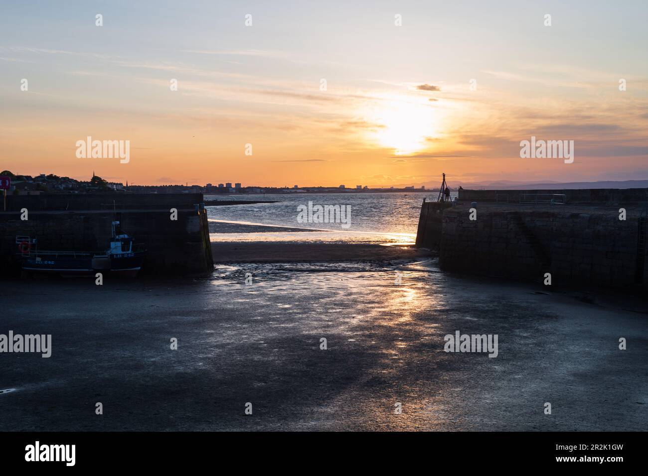 Sonnenuntergang am Hafen von Musselburgh in Schottland an einem sonnigen Frühlingstag im Mai Stockfoto