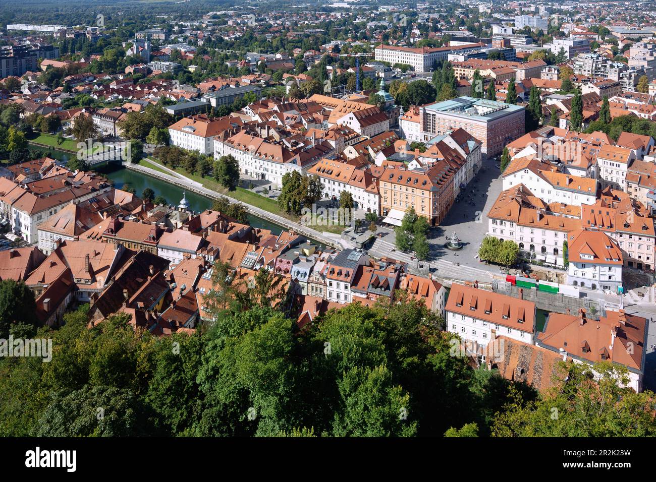 Ljubljana; Stadtblick mit Novi trg und Narodna in Univerzitetna knjiznica, Universitätsbibliothek und Altstadt, Blick von Ljubljanski Grad Stockfoto