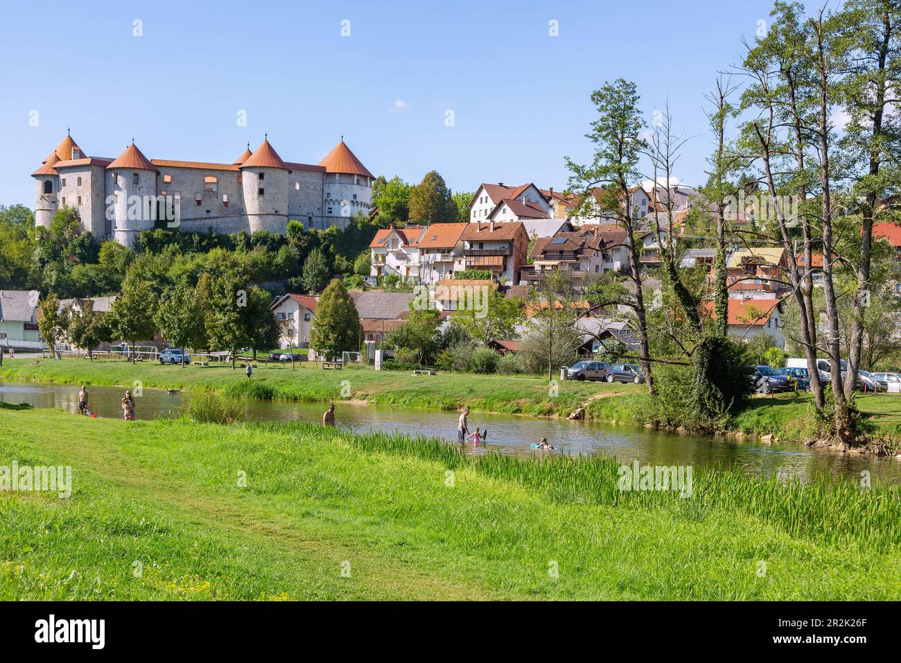 Žužemberk, Schloss Žužemberk, Schwimmbereich auf der Krka Stockfoto