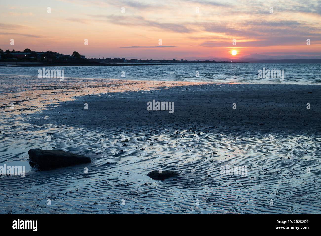 Sonnenuntergang über Edinburgh vom Strand Musselburgh an einem sonnigen Frühlingsabend im Mai Stockfoto