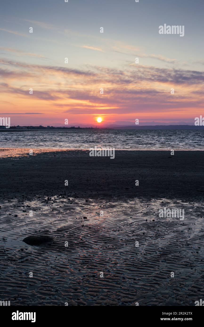 Sonnenuntergang über Edinburgh vom Strand Musselburgh an einem sonnigen Frühlingsabend im Mai Stockfoto