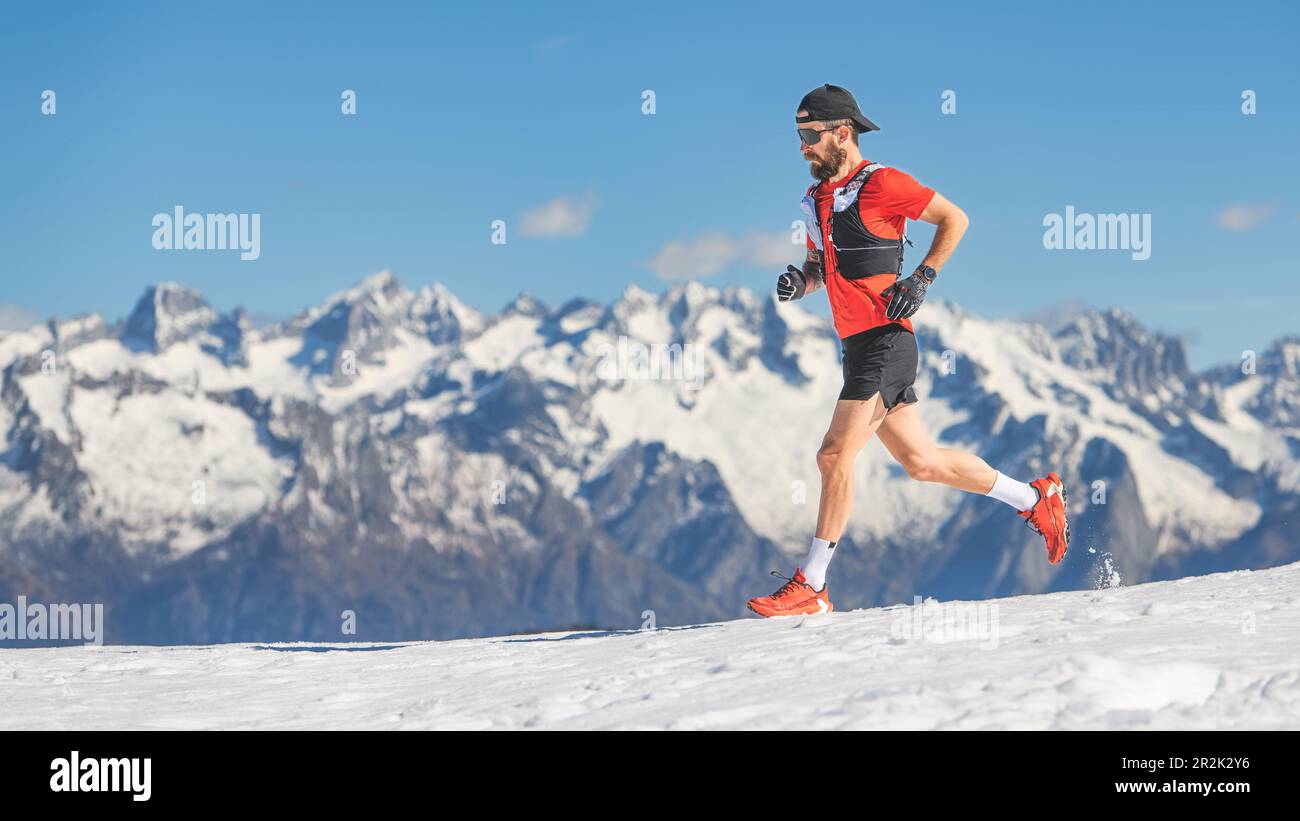Trail-Running-Athleten laufen im Schnee in großer Höhe Stockfoto
