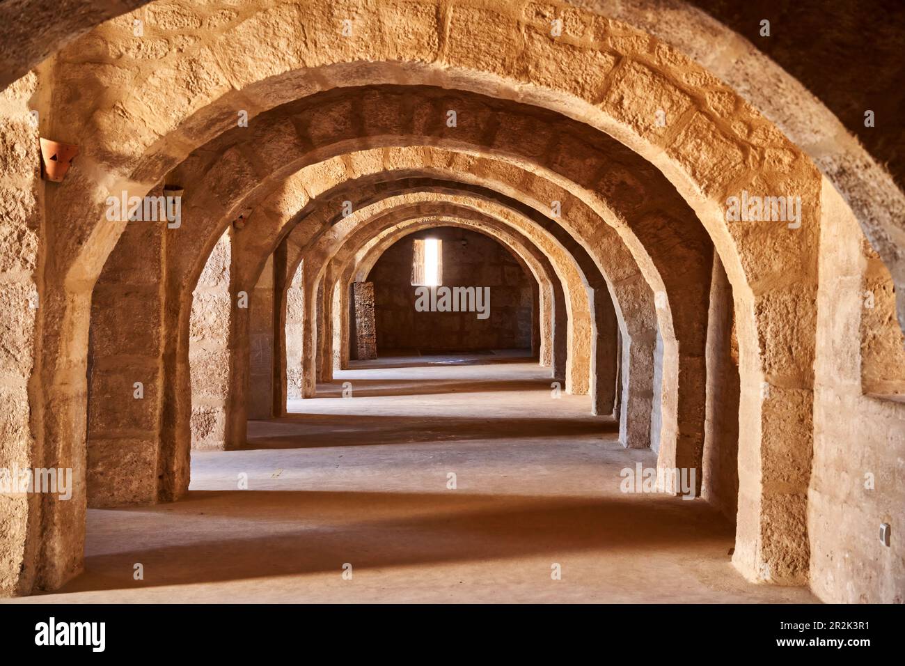 Sousse, Tunesien, 8. Januar 2023: Dachbodenkorridore mit Steinbögen in den alten Mauern des Rabbat von Sousse, zentrale Perspektive Stockfoto