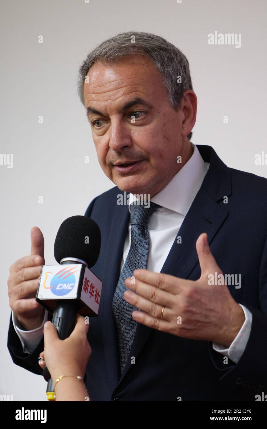 Madrid, Spanien. 18. Mai 2023. Der ehemalige spanische Premierminister Jose Luis Rodriguez Zapatero spricht während eines Interviews mit Xinhua am 18. Mai 2023 in Madrid, Spanien. ZU „ehemaliger spanischer Premierminister Zapatero hofft auf eine tiefere Freundschaft zwischen China und Spanien“. Kredit: Meng Dingbo/Xinhua/Alamy Live News Stockfoto