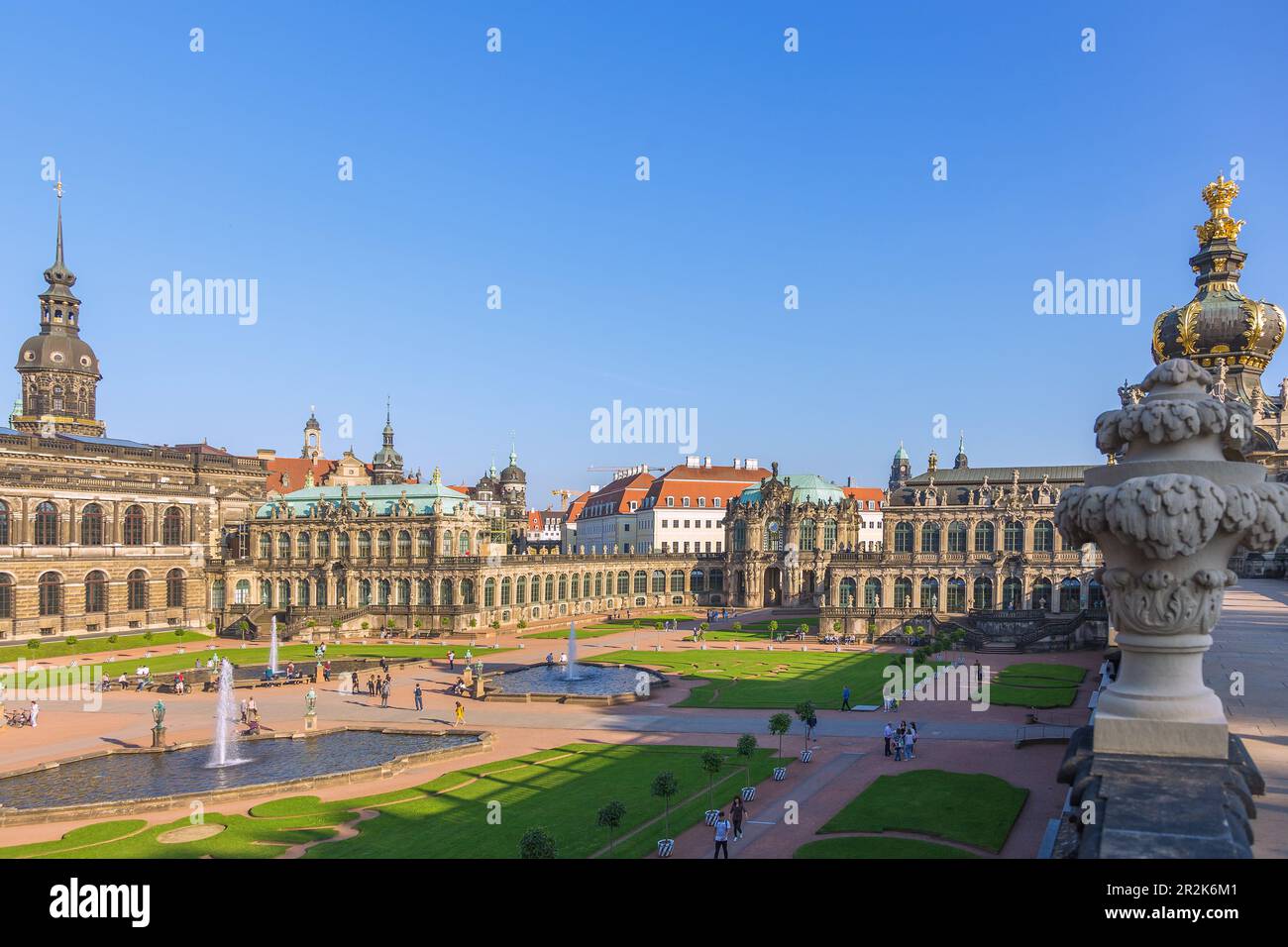 Dresden, Zwinger, Zwingerhof mit deutschem Pavillon und Glockenspiel-Pavillon, Blick auf Dresdner Residenzschloss und Hausmannsturm Stockfoto