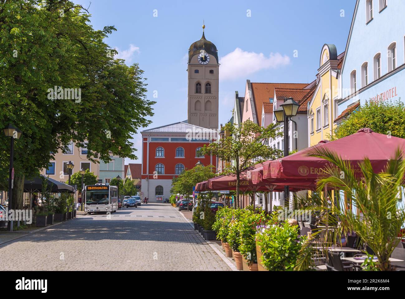 Erding, lange Linie mit Stadtturm Stockfoto