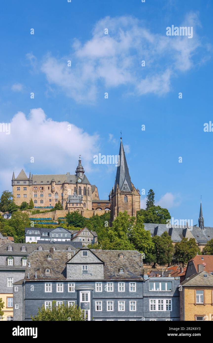 Marburg an der Lahn; Blick auf die Stadt mit dem Schloss Landgrave und der Lutherischen Pfarrkirche St. Marien vom Ahrens Kaufhaus Stockfoto