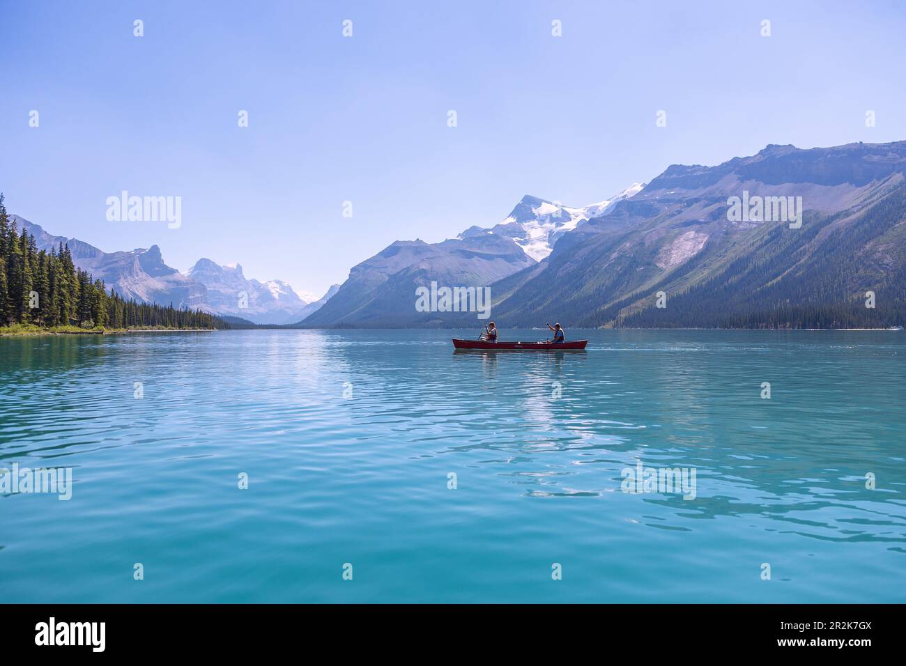 Jasper National Park, Maligne Lake, Kanufahrer (Model Release) Stockfoto